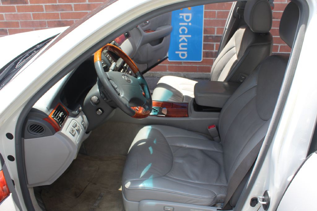 2005 Lexus LS Image 10