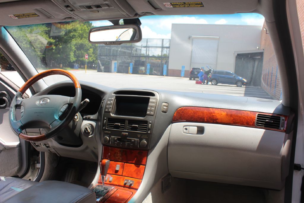 2005 Lexus LS Image 13
