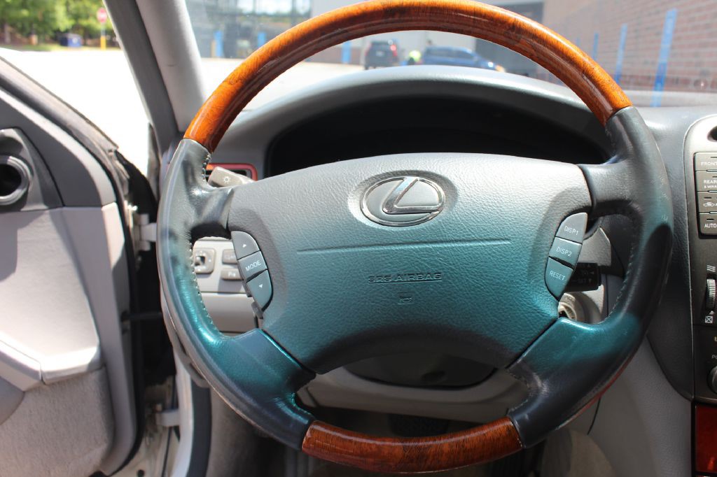 2005 Lexus LS Image 16