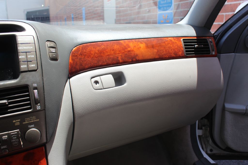 2005 Lexus LS Image 18