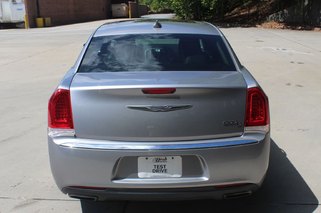 2016 Chrysler 300 Image 4