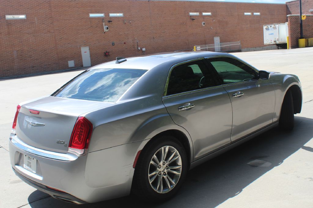 2016 Chrysler 300 Image 5