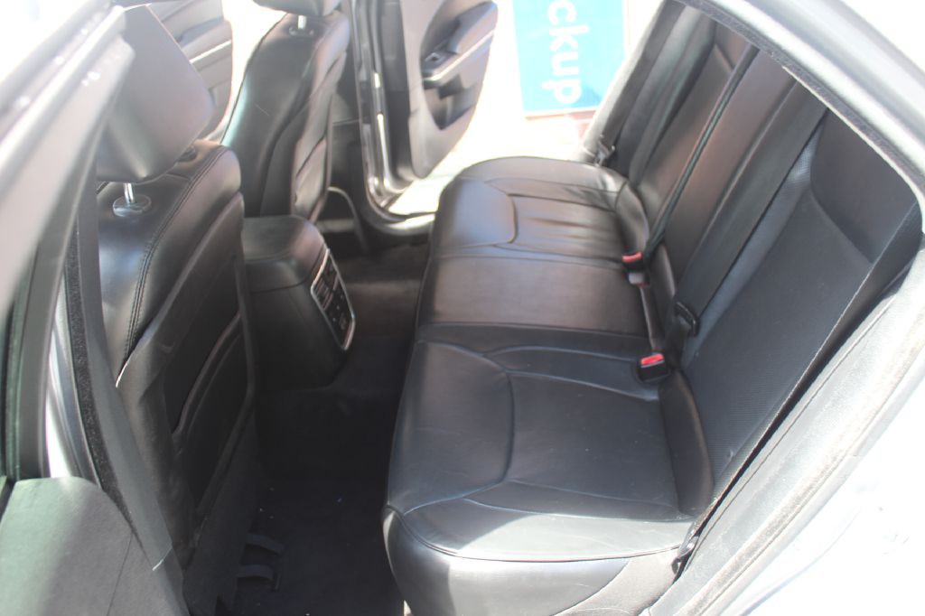 2016 Chrysler 300 Image 9