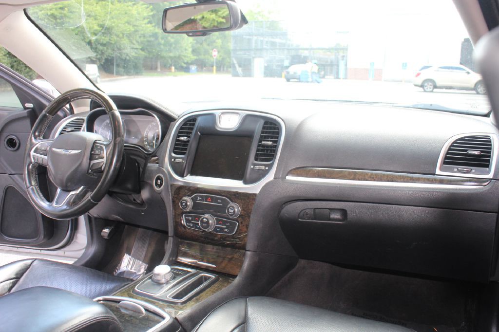 2016 Chrysler 300 Image 13