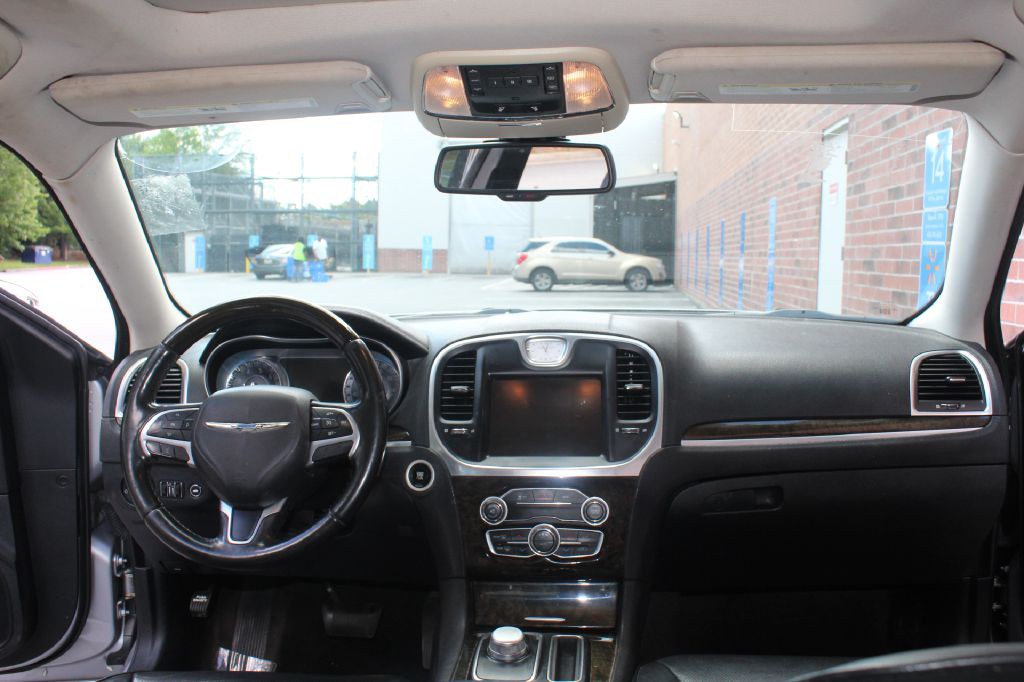 2016 Chrysler 300 Image 14