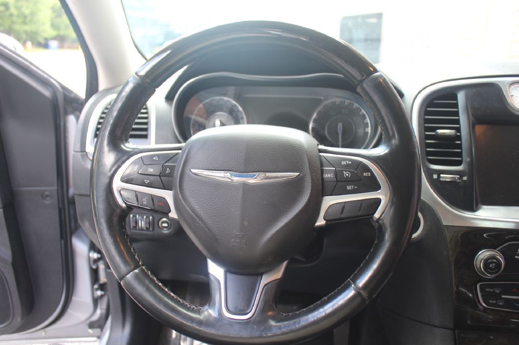 2016 Chrysler 300 Image 16