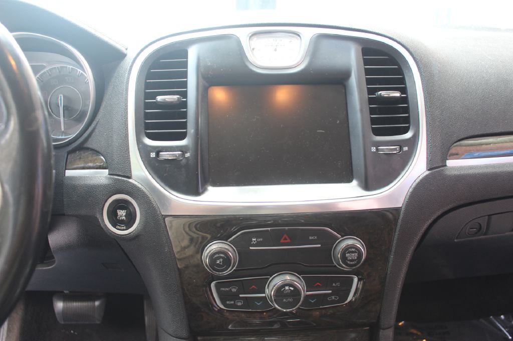 2016 Chrysler 300 Image 17