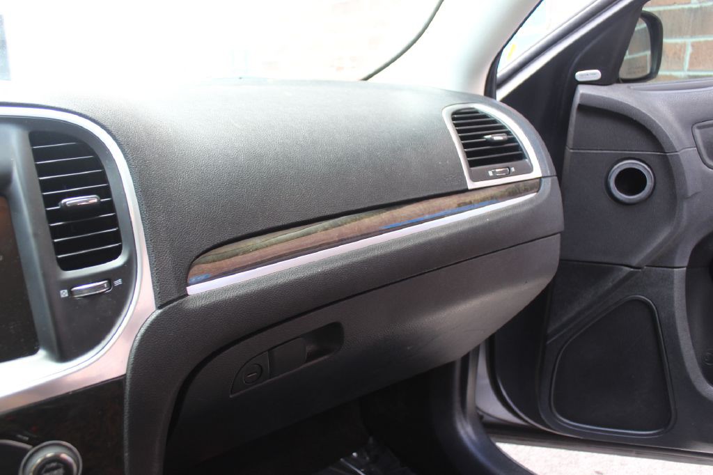 2016 Chrysler 300 Image 18