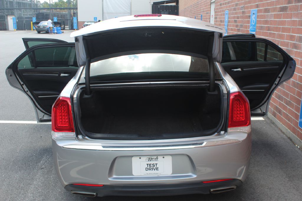 2016 Chrysler 300 Image 19