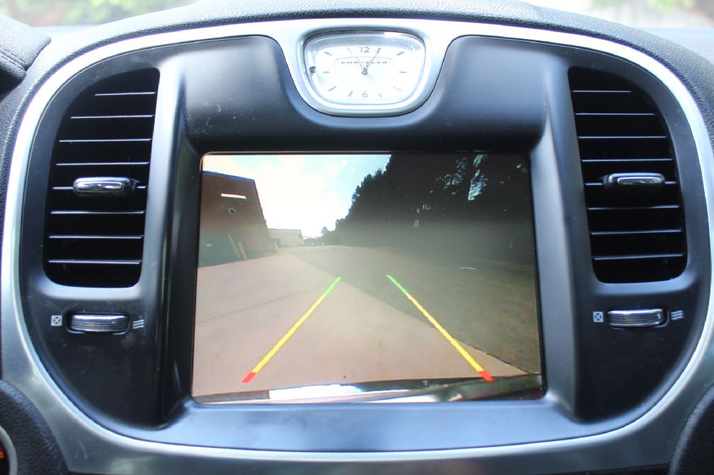 2016 Chrysler 300 Image 21