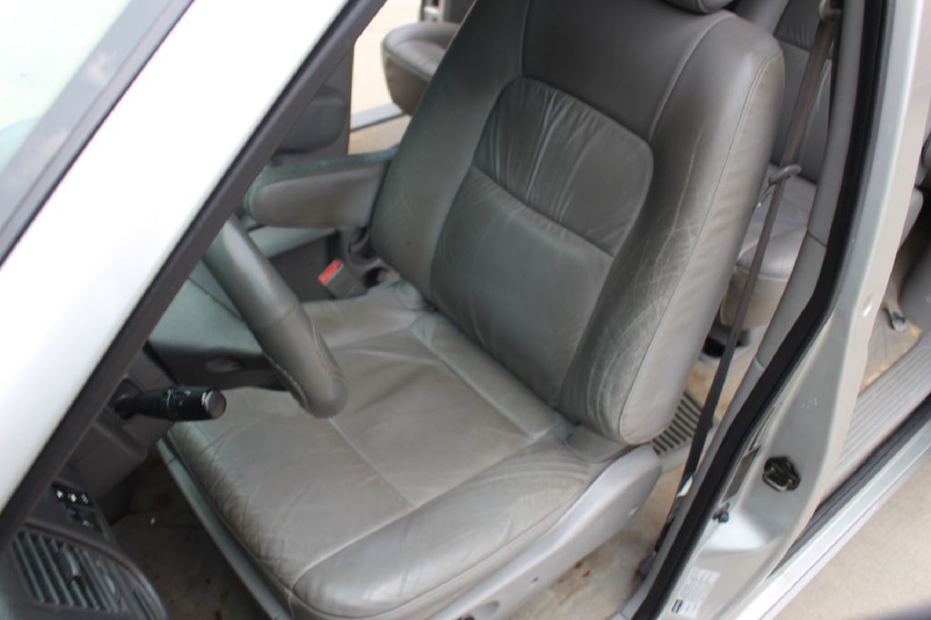 2004 Kia Sedona Image 11