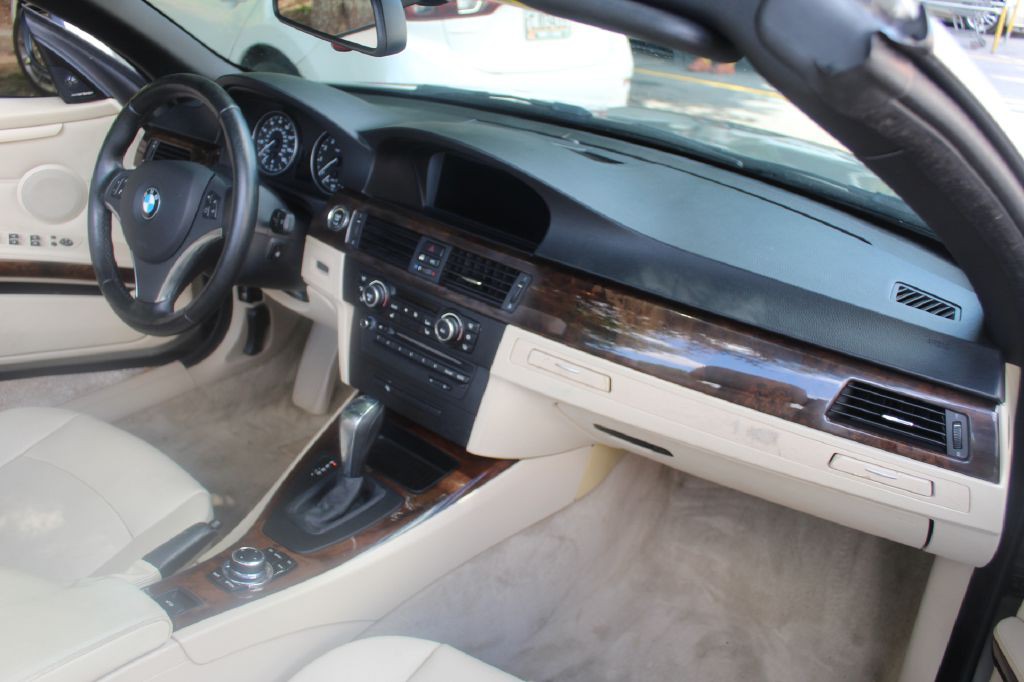 2011 BMW 3 Series Image 12