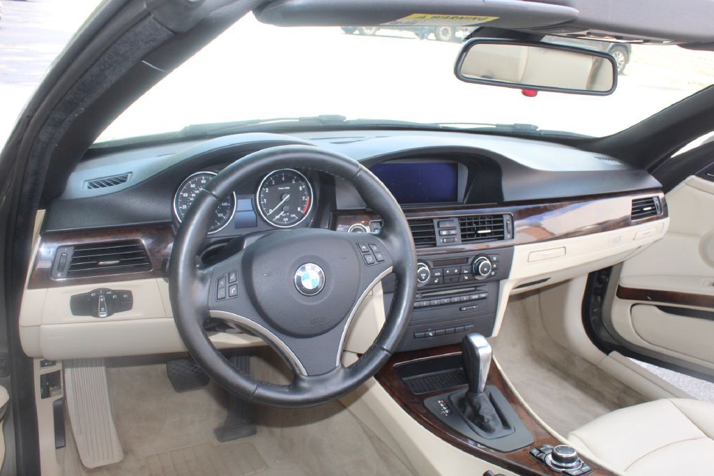 2011 BMW 3 Series Image 13