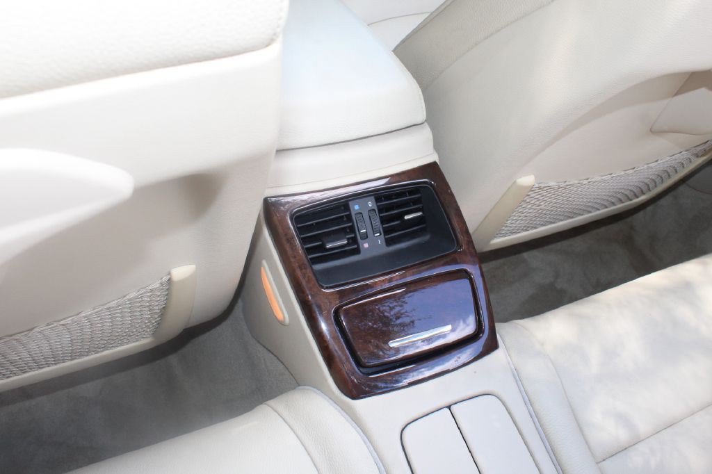 2011 BMW 3 Series Image 14