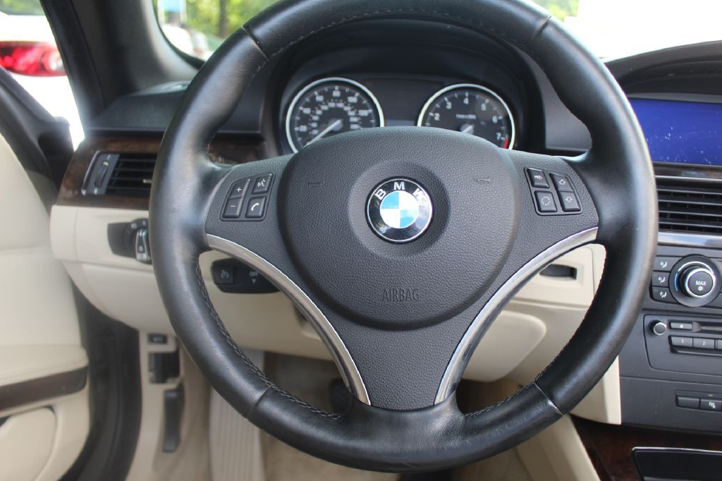 2011 BMW 3 Series Image 15