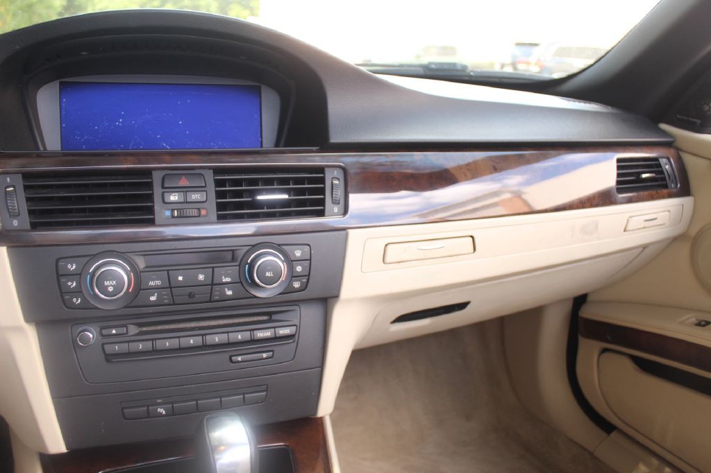 2011 BMW 3 Series Image 17
