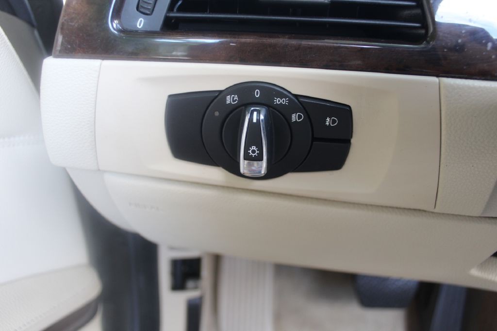 2011 BMW 3 Series Image 19