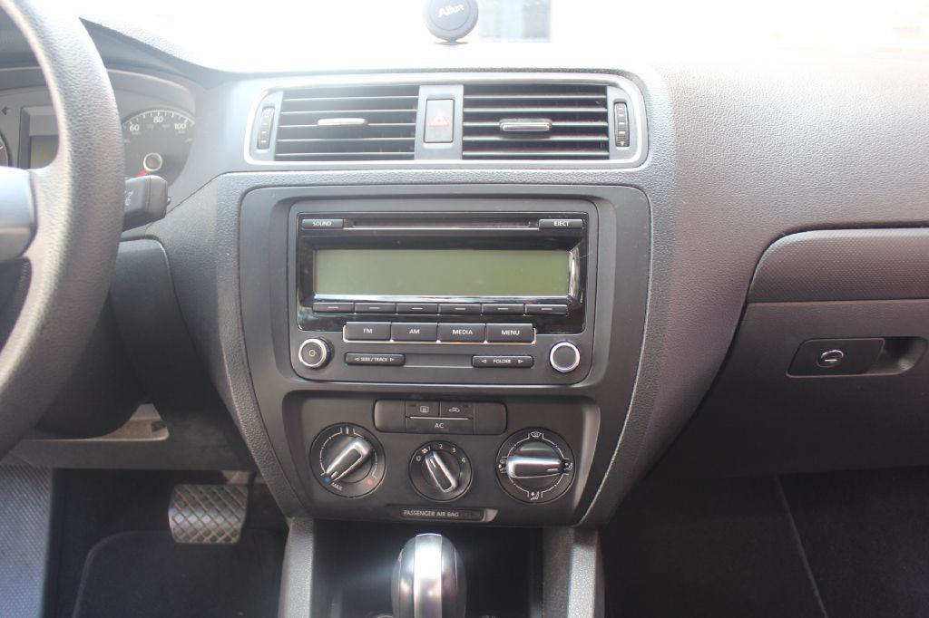2011 Volkswagen Jetta Image 16