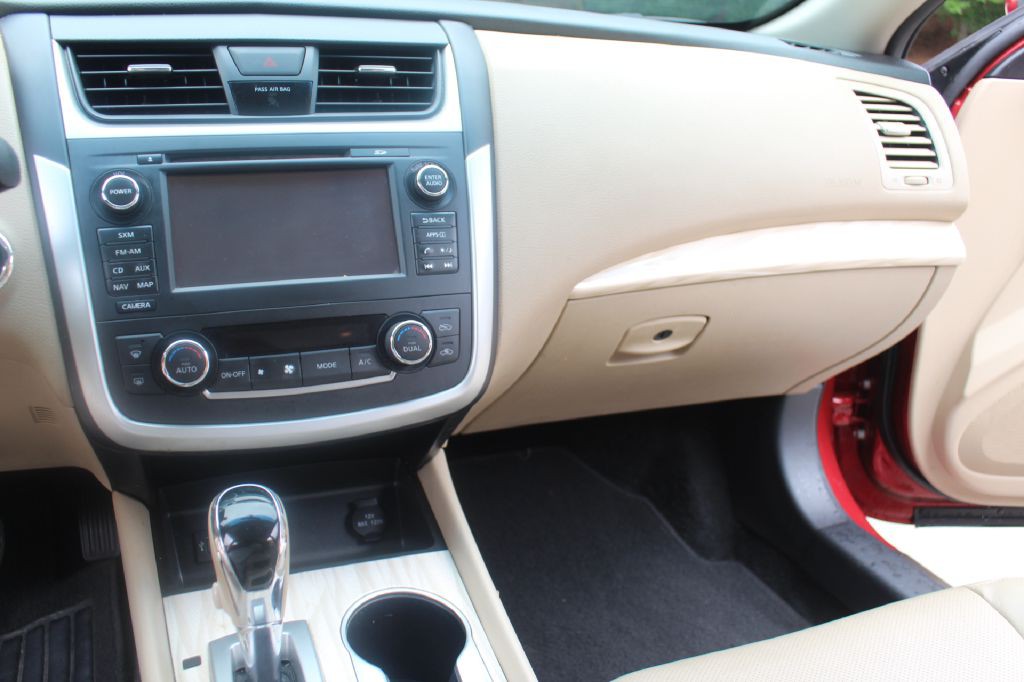 2016 Nissan Altima Image 18