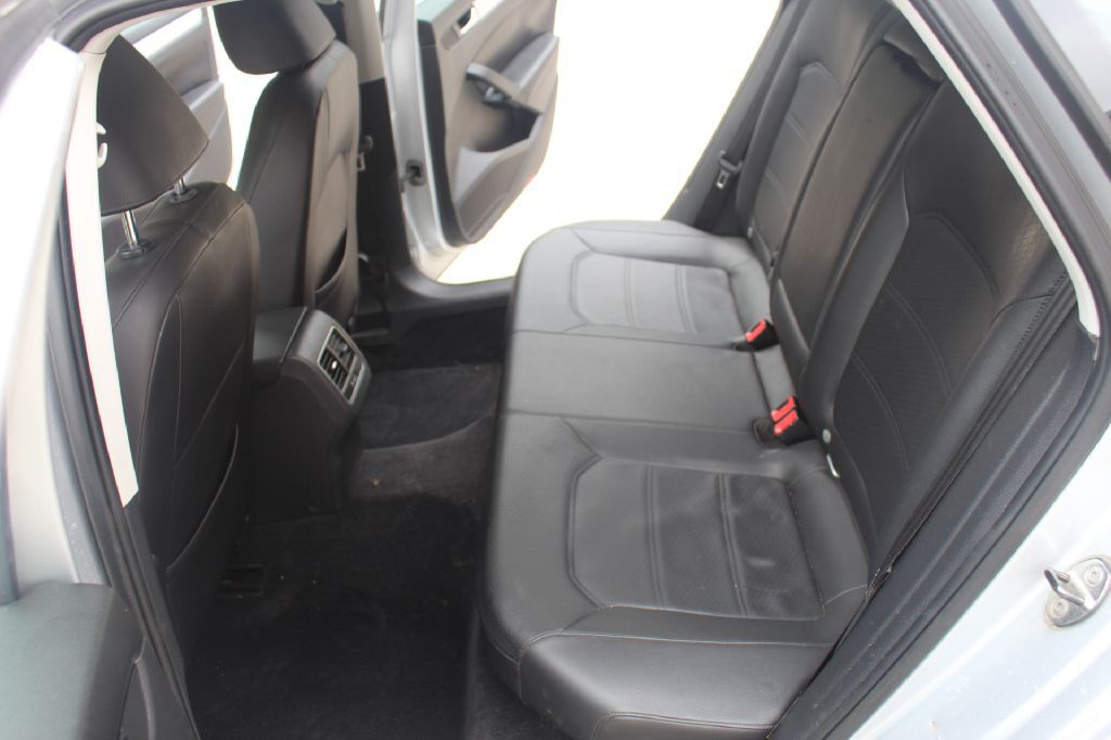 2013 Volkswagen Passat Image 9