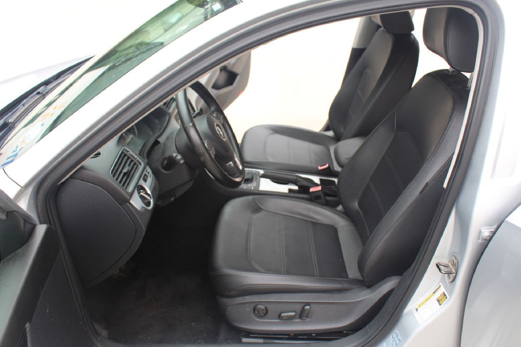 2013 Volkswagen Passat Image 10