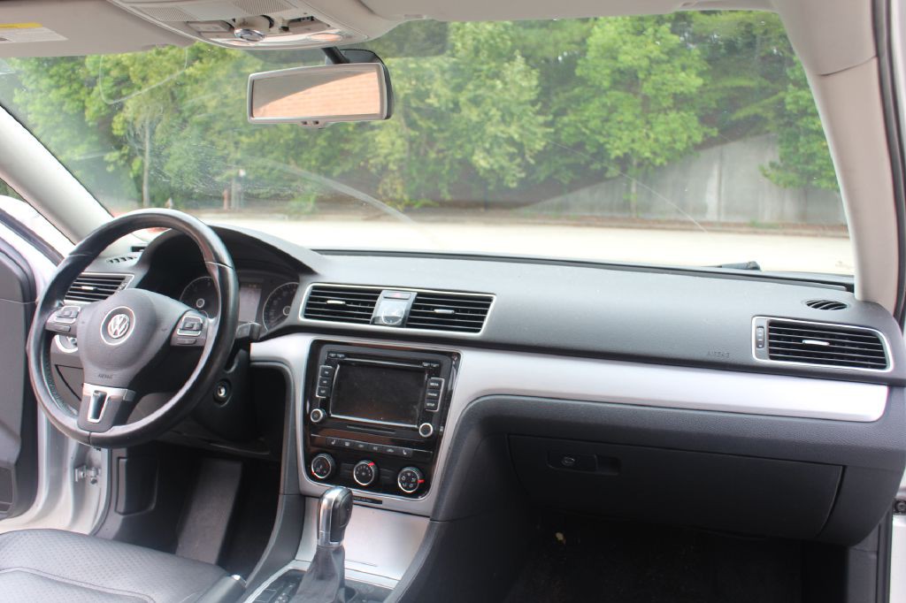 2013 Volkswagen Passat Image 13