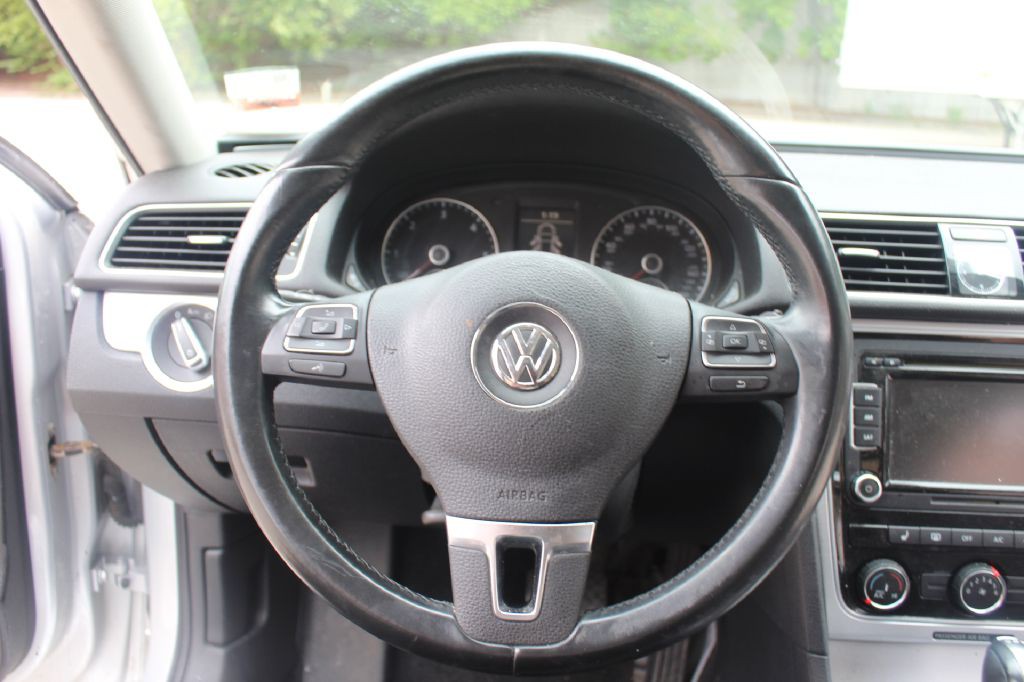 2013 Volkswagen Passat Image 16