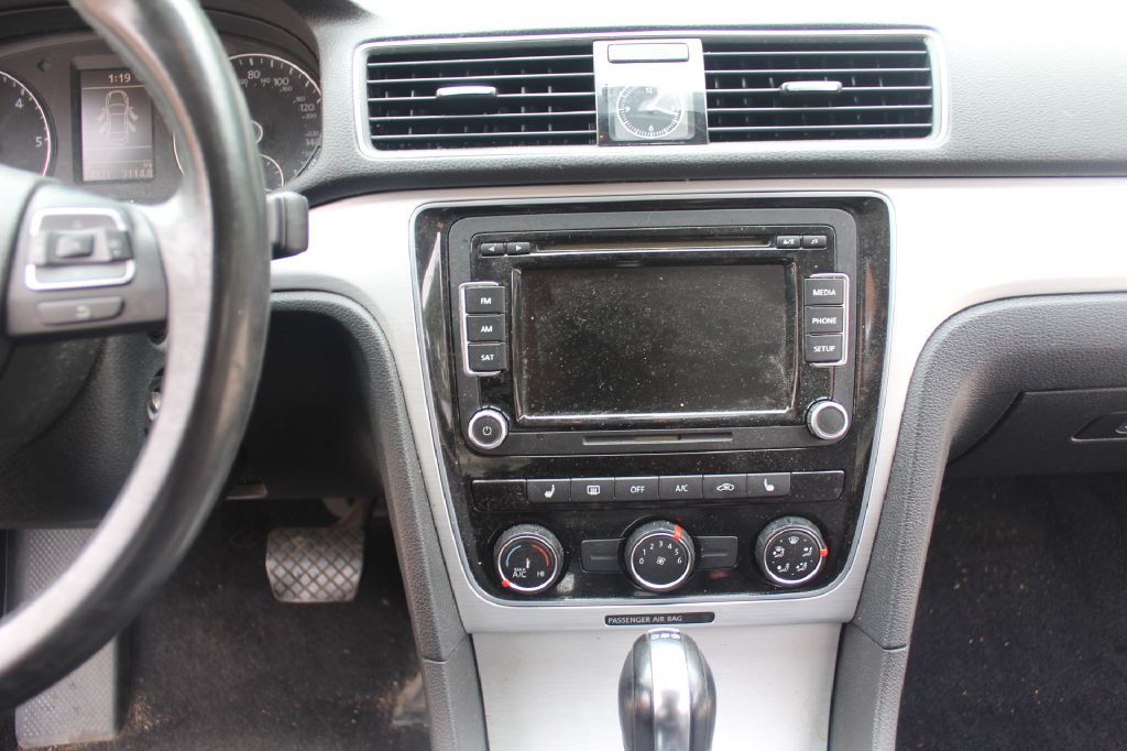 2013 Volkswagen Passat Image 17