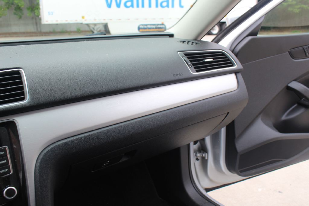 2013 Volkswagen Passat Image 18