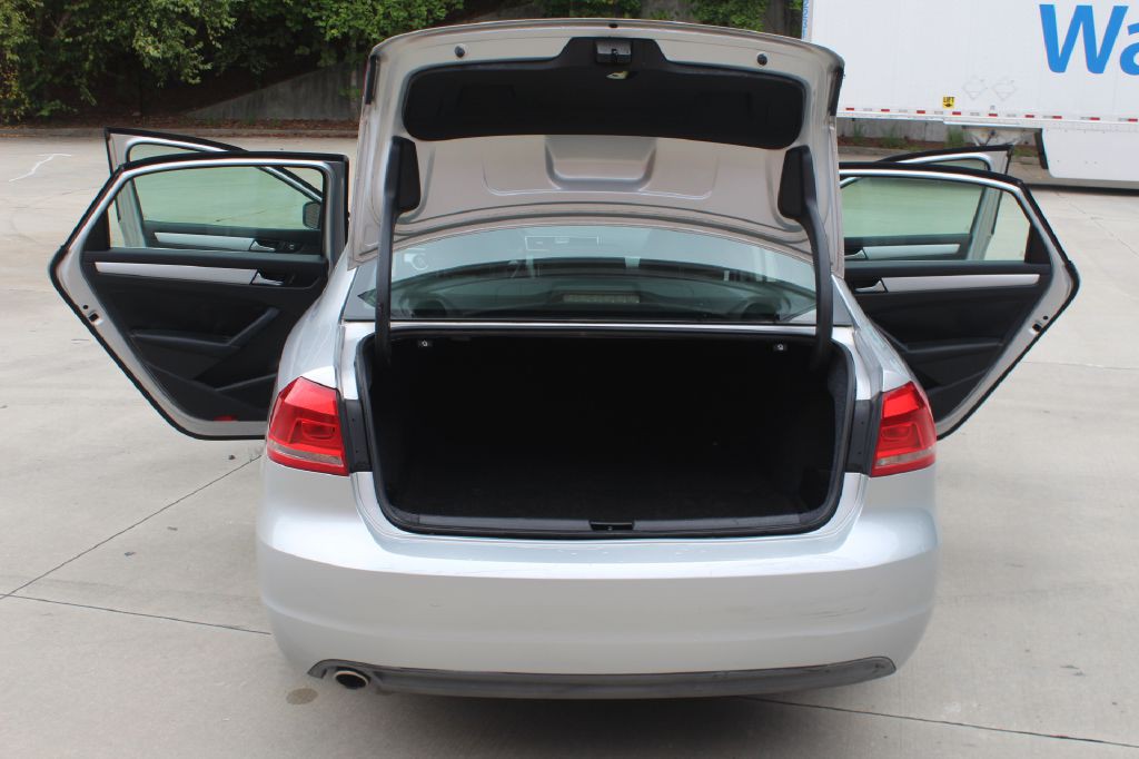 2013 Volkswagen Passat Image 19