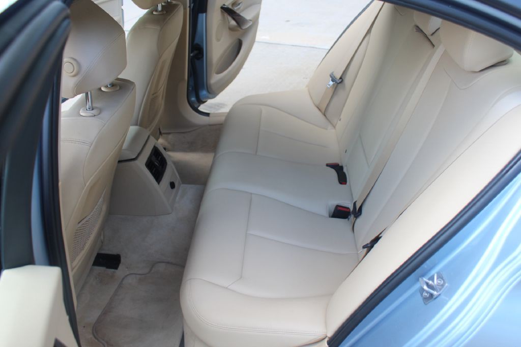 2014 BMW 3 Series Image 9