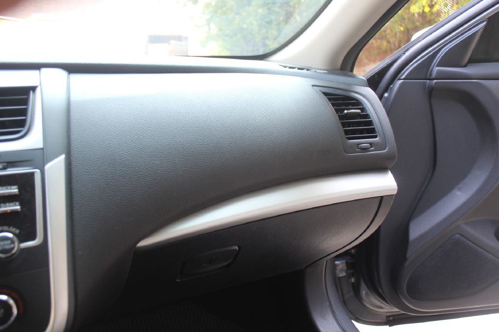 2017 Nissan Altima Image 18