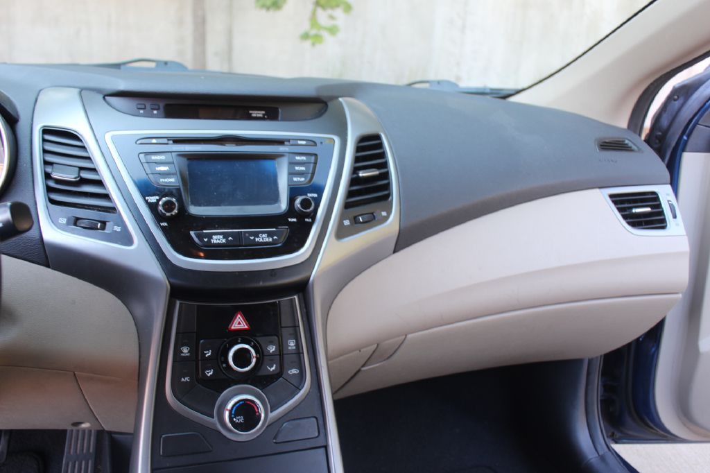 2015 Hyundai Elantra Image 16