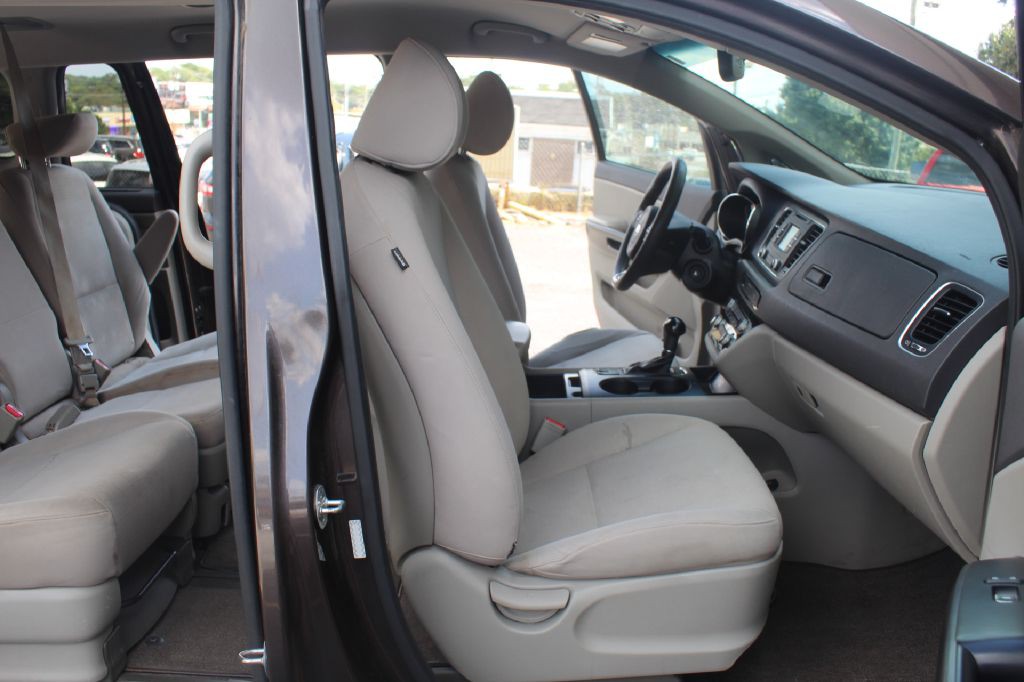 2016 Kia Sedona Image 7