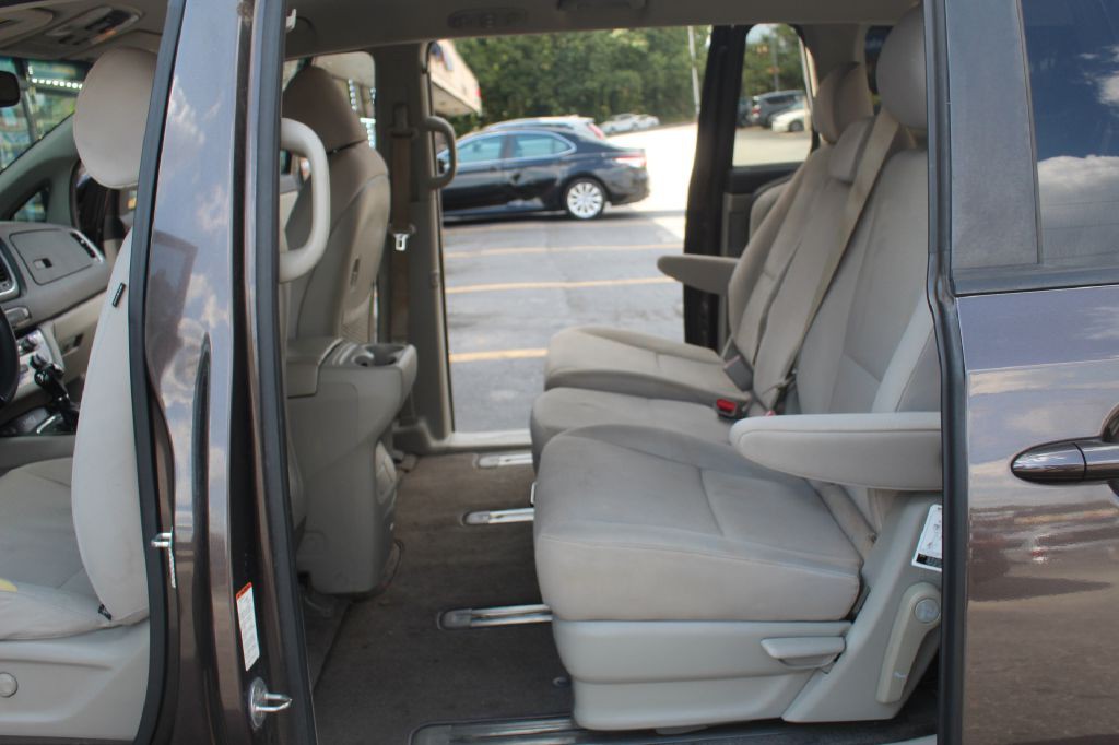 2016 Kia Sedona Image 9