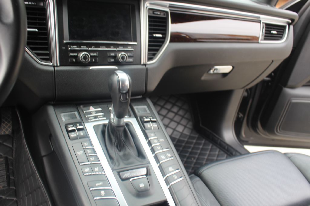 2016 Porsche Macan Image 24