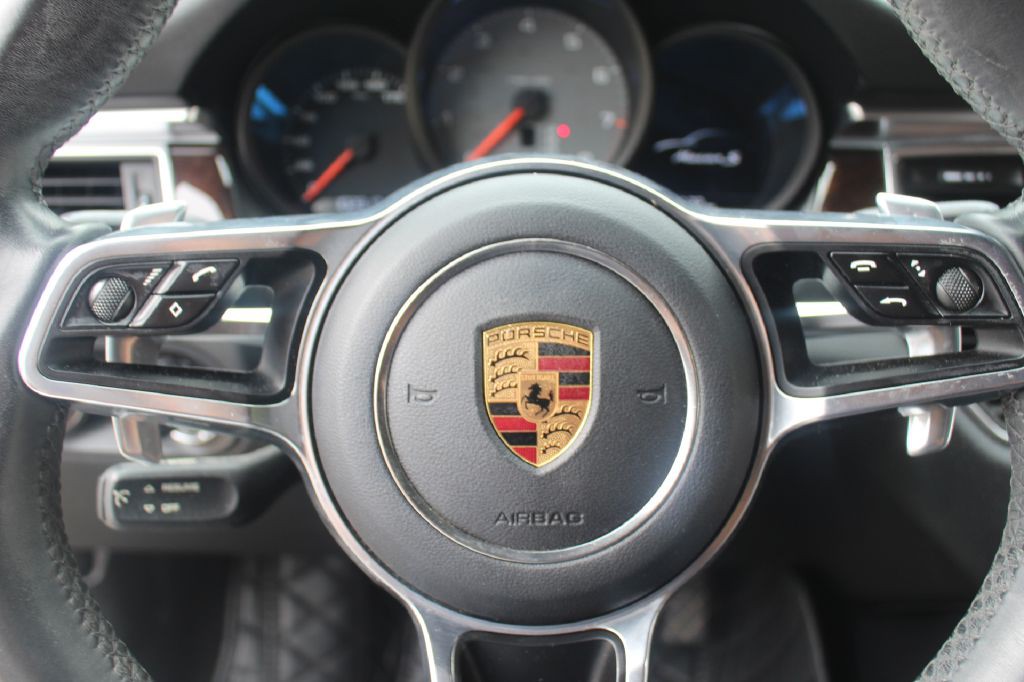 2016 Porsche Macan Image 25
