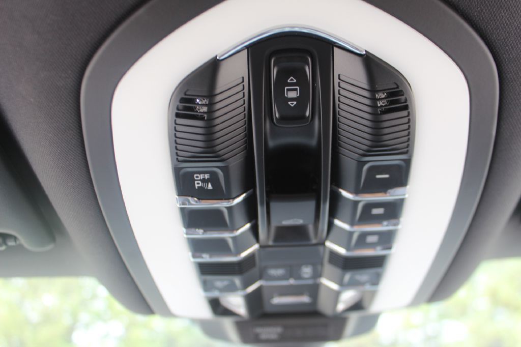 2016 Porsche Macan Image 28