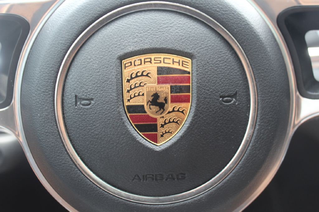 2016 Porsche Macan Image 40