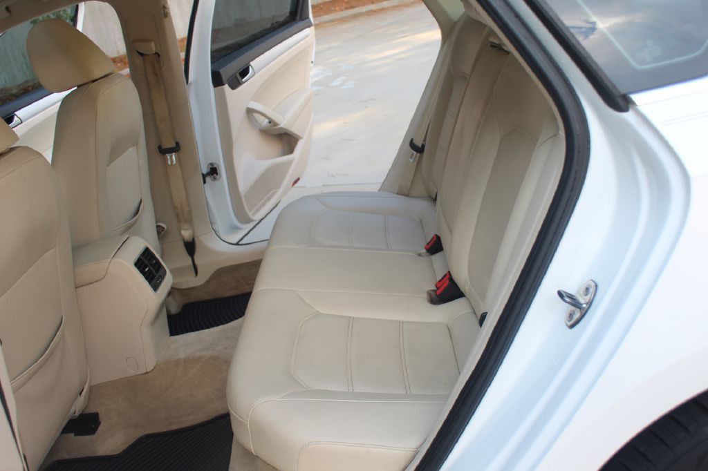 2013 Volkswagen Passat Image 9