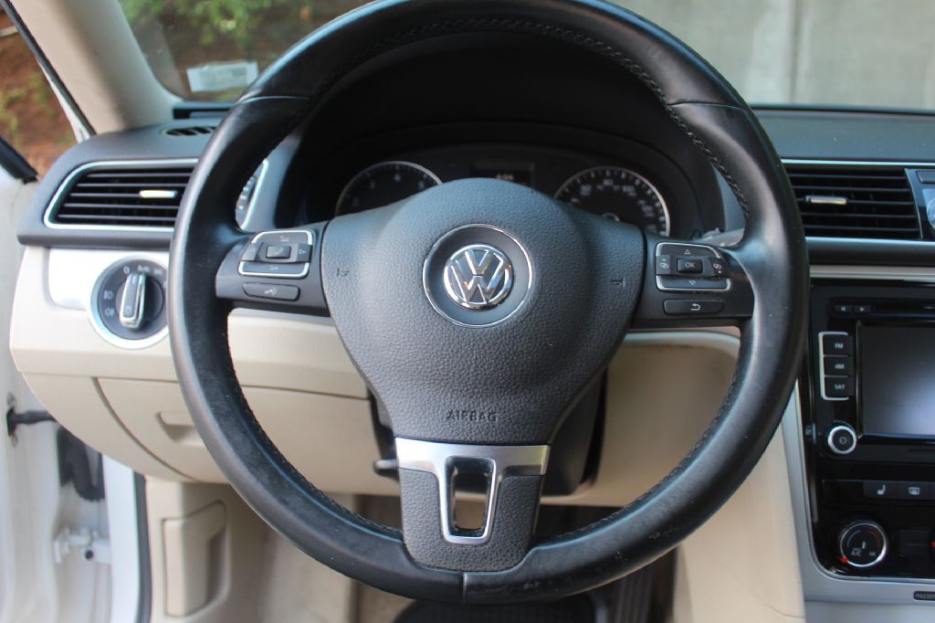 2013 Volkswagen Passat Image 16