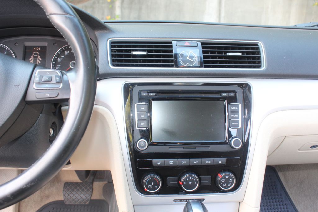 2013 Volkswagen Passat Image 17