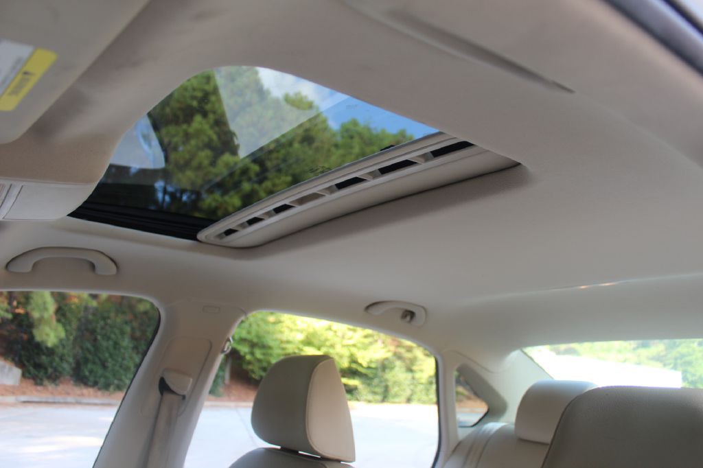 2013 Volkswagen Passat Image 19