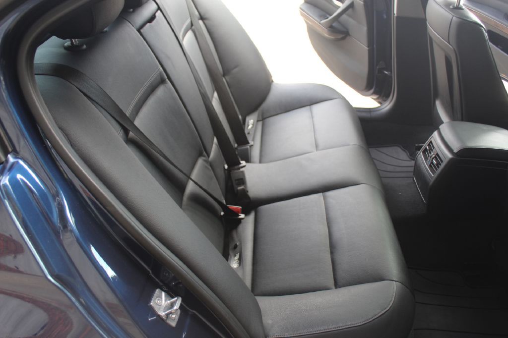 2011 BMW 3 Series Image 8