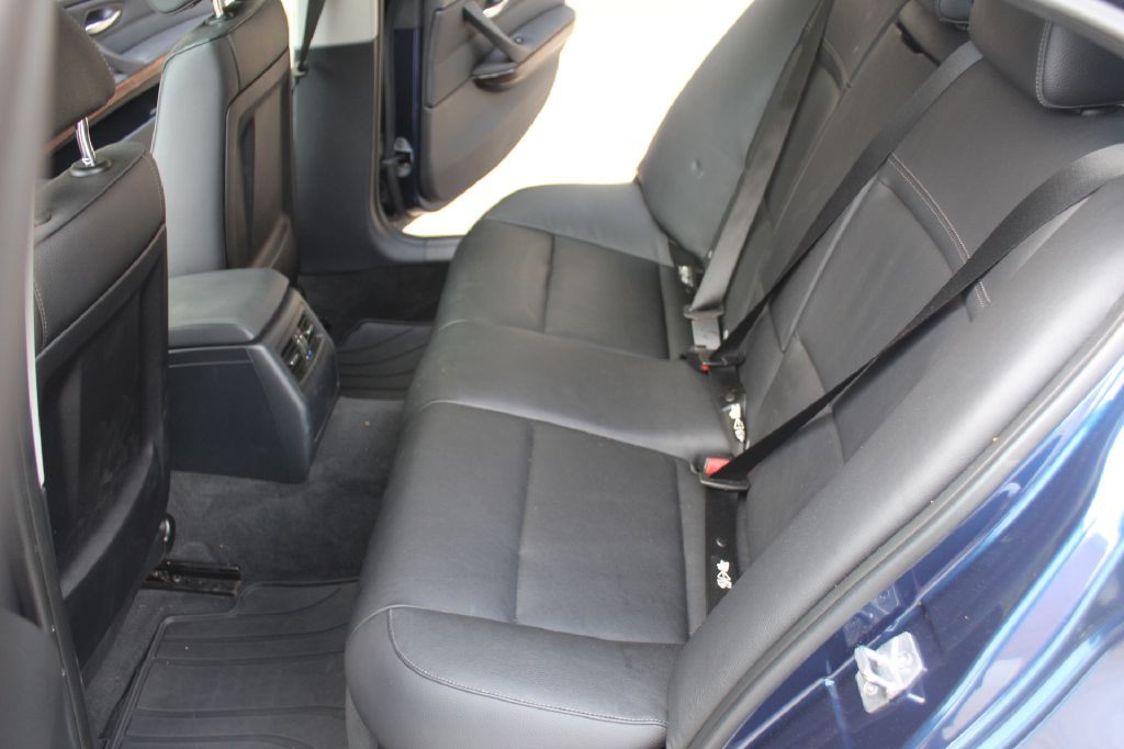 2011 BMW 3 Series Image 9