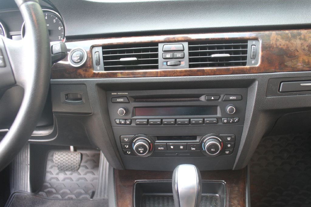 2011 BMW 3 Series Image 17