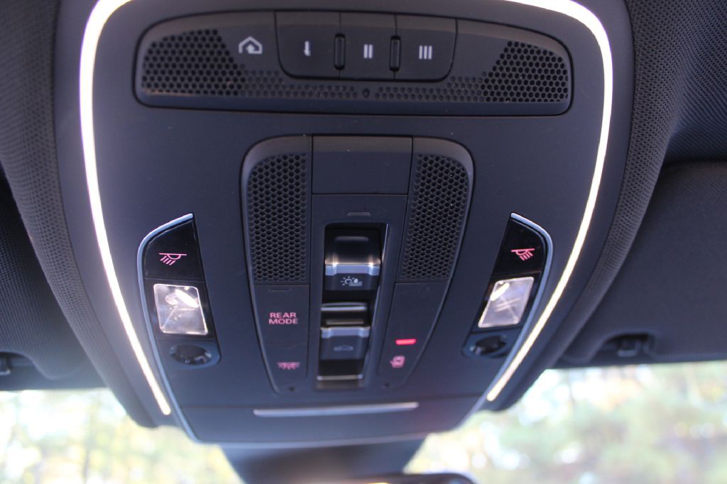 2017 Audi A8 Image 28