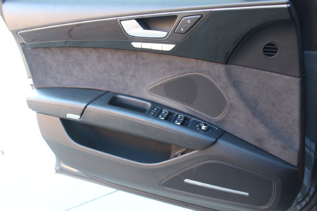 2017 Audi A8 Image 32