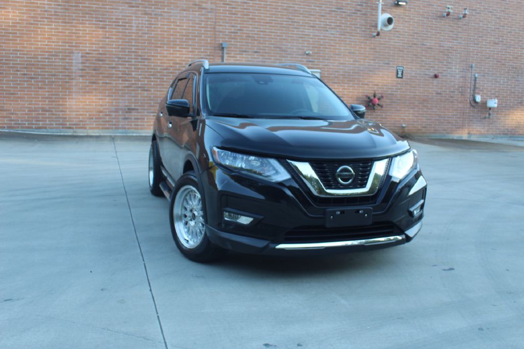2018 Nissan Rogue Image 1