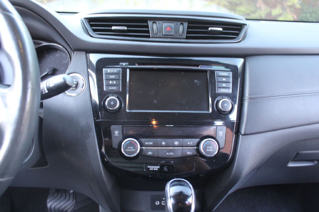 2018 Nissan Rogue Image 17